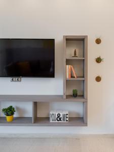 A television and/or entertainment centre at Rethymno Moonlight