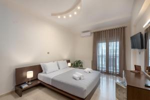 A bed or beds in a room at Rethymno Moonlight