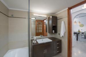 A bathroom at Rethymno Moonlight