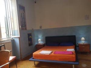 sypialnia z łóżkiem z dwoma stołami i dwoma oknami w obiekcie B&B Elio's w mieście Maglie