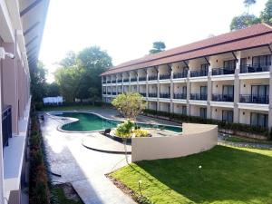 Green Lake Resort - SHA Extra Plus Certified内部或周边的泳池