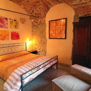 ein Schlafzimmer mit einem Bett in einer Steinmauer in der Unterkunft La terrazza in Bordighera