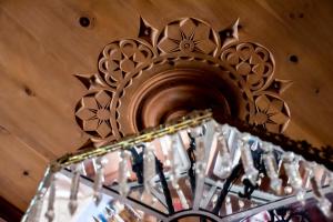 a chandelier hanging from a wooden wall at Hotel La Villa della Regina in Gressoney-la-Trinit&eacute;