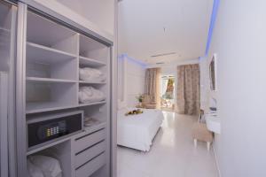 Koupelna v ubytování Aegialis Hotel & Spa