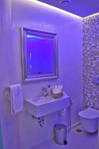 A bathroom at Aegialis Hotel & Spa