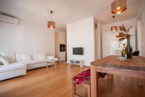 un soggiorno con divano bianco e tavolo di Aria Apartments a Kotor (Cattaro)