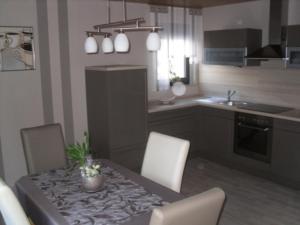 cocina con mesa y sillas y cocina con mesa y cocina en Ferienwohnungen und Gästezimmer Herrmann, en Steinbach am Wald