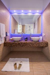 Koupelna v ubytování Aegialis Hotel & Spa