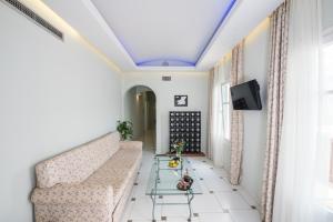 TV a/nebo společenská místnost v ubytování Aegialis Hotel & Spa