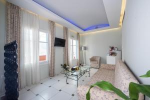 TV a/nebo společenská místnost v ubytování Aegialis Hotel & Spa