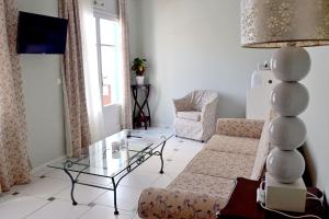 TV a/nebo společenská místnost v ubytování Aegialis Hotel & Spa