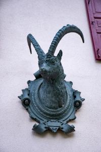 a statue of a goat head on a wall at Hotel La Villa della Regina in Gressoney-la-Trinit&eacute;