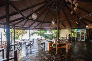 En restaurang eller annat matställe på A-Na-Lay Resort Koh Kood