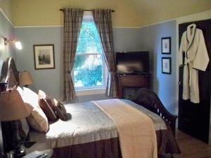 A television and/or entertainment centre at Quartermain House Bed & Breakfast