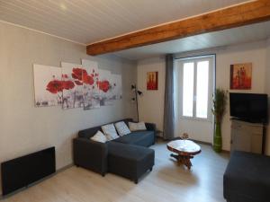 a living room with a couch and a table at L'Ostalet in Prugnanes