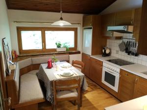 Kuchyň nebo kuchyňský kout v ubytování Appartment Scharleralm