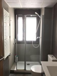 un bagno con doccia e WC di VTZ El Balcón del Coso II a Saragozza Altre 10 foto