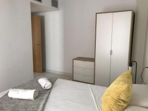 una camera con letto e cassettiera di AZ El Balcón del Coso II a Saragozza