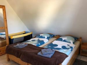 Un pat sau paturi într-o cameră la Ferienwohnung Strandzeit Cuxhaven