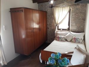 Ένα ή περισσότερα κρεβάτια σε δωμάτιο στο Koutouloufari Cosy Cretan Cottage