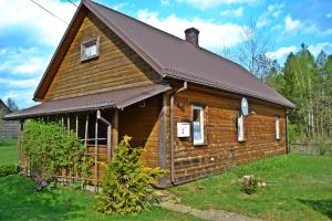 BiałowieżaにあるDomek Teremiskiの茶色の屋根の小さな木造家屋
