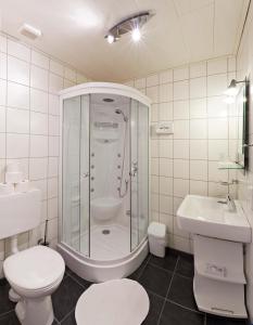 Bathroom sa Gästehaus Zur Lilie
