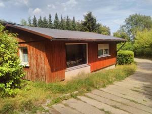 ein kleines Haus mit einem Seitenfenster in der Unterkunft Ferienpark Sonnenhof in Tambach-Dietharz