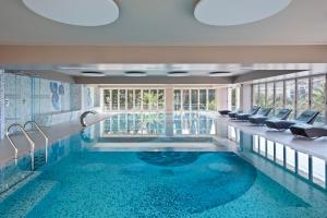 Bazén v ubytování Hotel AMI Budva Petrovac nebo v jeho okolí