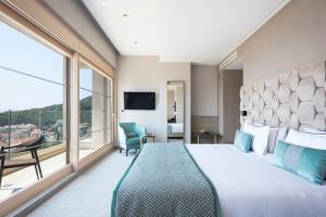 TV a/nebo společenská místnost v ubytování Hotel AMI Budva Petrovac