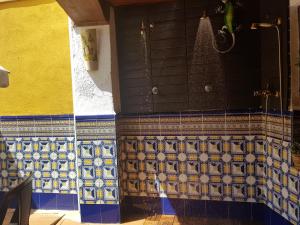 ein Badezimmer mit einer Dusche mit blauen und weißen Fliesen in der Unterkunft Casa del Mirador in Arjona + 26 Fotos