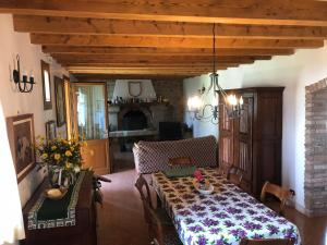 uma sala de estar com uma mesa e uma sala de jantar em Holiday House Petrarca em Arqua Petrarca