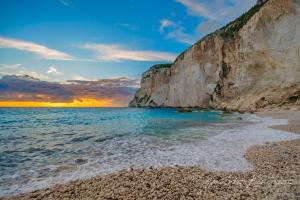 Blick auf einen Strand in der Nähe einer Klippe in der Unterkunft Paxos Fairytales Lovenest 1 in Gaios