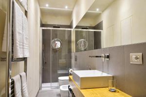 un baño con lavabo y ducha en Stella Polare - Luxury apartment, en Lucca