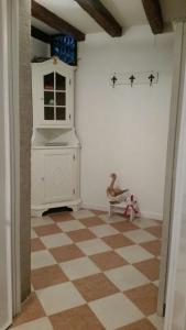 a kitchen with a checkered floor in a room at Appartamento Romantico in Venice