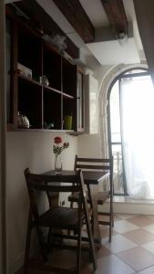 a dining room with a table and chairs and a window at Appartamento Romantico in Venice