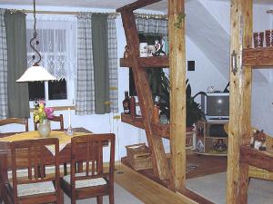 jadalnia oraz salon ze stołem i jadalnią w obiekcie Wellness-Fewo Lindner w mieście Erlau