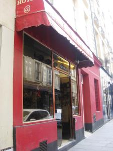 una tienda roja en una calle de la ciudad en Hôtel du Pont Neuf en París