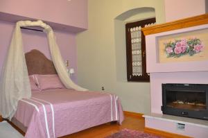 Ein Bett oder Betten in einem Zimmer der Unterkunft Apostolia's big house Bed and view