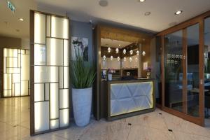 格但斯克3 City Hostel的大堂里有一个花瓶,里面装有植物