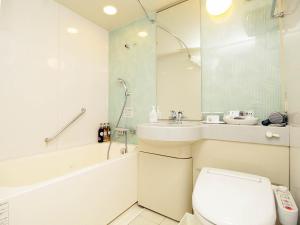 ein Bad mit einem WC, einem Waschbecken und einer Dusche in der Unterkunft Richmond Hotel Kochi in Kōchi
