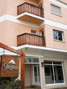 - un bâtiment avec une terrasse couverte et un balcon dans l'établissement Trip Bariloche Select, à San Carlos de Bariloche