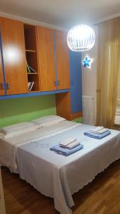 コペルティーノにあるBig Familyのベッドルーム1室(大型ベッド1台、タオル付)