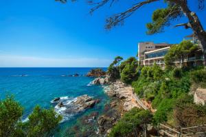 普拉加德阿罗Hotel Cap Roig & Spa by Brava Hoteles的从悬崖上看海景