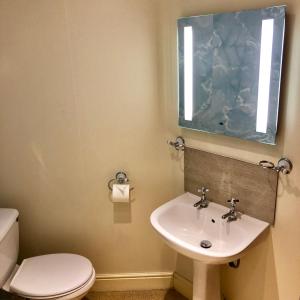 Best Western Compass Inn في Tormarton: حمام مع حوض ومرحاض ومرآة