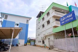 拉差汶里郁金香之地酒店的前面有蓝色标志的建筑