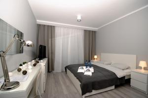 Habitación de hotel con cama y lavabo en Apartament KORNER Chełmońskiego Śrem, en Śrem