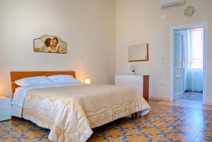 een slaapkamer met een groot bed in een kamer bij Bed and Breakfast Sommavesuvio in Pollena Trocchia