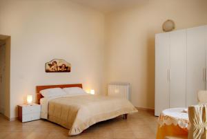 een slaapkamer met een bed met twee kaarsen erop bij Bed and Breakfast Sommavesuvio in Pollena Trocchia