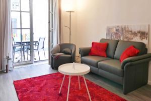 a living room with a couch and a table at Haus Meeresblick FeWo Duenenwind 0 in Baabe +8 photos