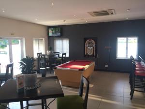 Billiards table sa Premier Splendid Inn Bayshore